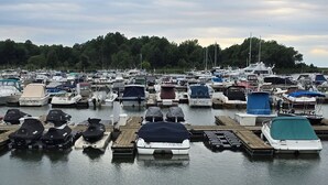 Un puerto deportivo con numerosos barcos amarrados a muelles de madera.