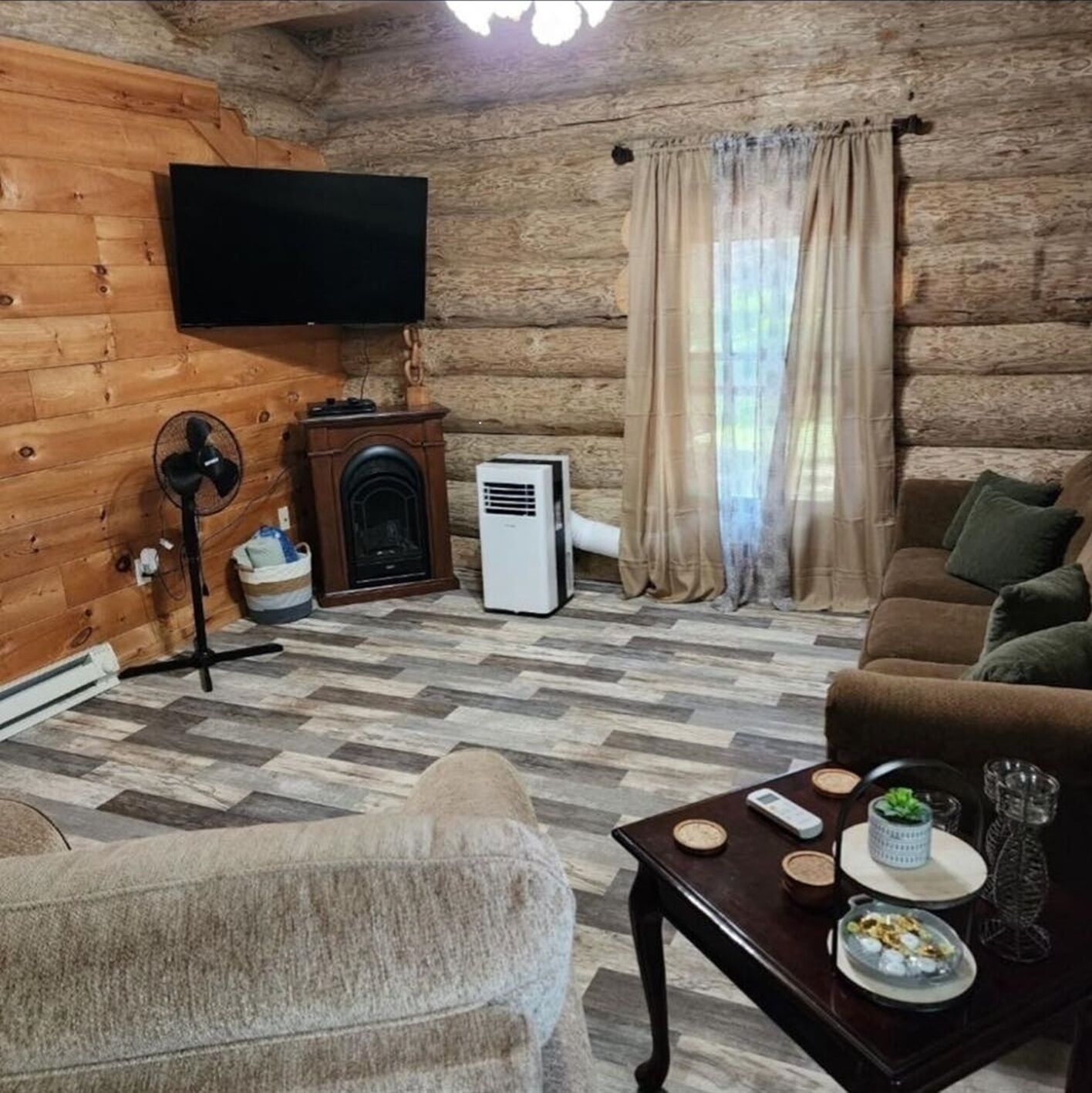 Älytelevisio, takka, DVD-soitin, kirjoja