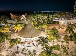 Exterior - Oceanfront Paradise: Stunning 2-Bedroom Suite in Luxurious 5 Star Resort (Cancún)