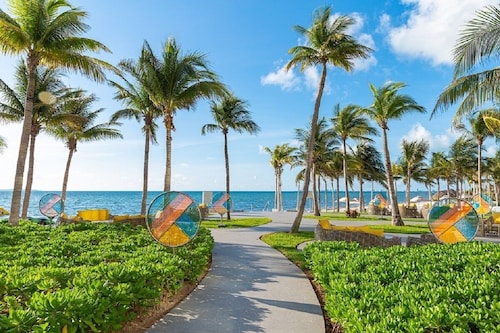 Oceanfront Paradise: Stunning 2-Bedroom Suite in Luxurious 5 Star Resort
