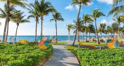Oceanfront Paradise: Stunning 2-Bedroom Suite in Luxurious 5 Star Resort