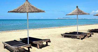 Savana Modern Apartment by the sea 2-bedroom with Fiber WiFi, AC
