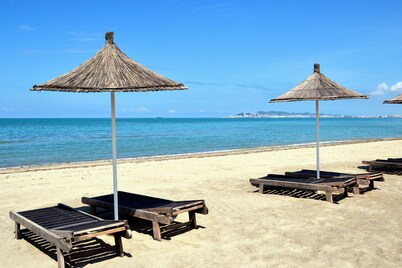 Savana Modern Apartment by the sea 2-bedroom with Fiber WiFi, AC
