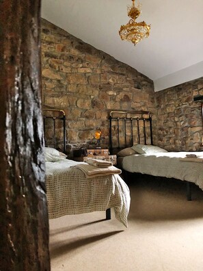 4 habitaciones, tabla de planchar con plancha y ropa de cama 