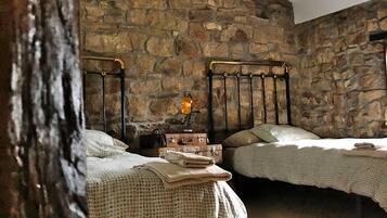 4 dormitorios, tabla de planchar con plancha, ropa de cama