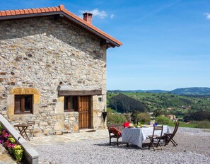 Outdoor dining - Country House 'Mugidos Lejanos' with Sea View, Private Terrace and Private Garden (Lierganes)