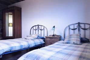 5 bedrooms, iron/ironing board, bed sheets