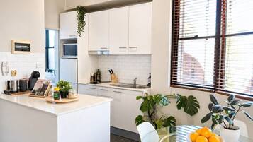 Coffee/tea maker, fridge, microwave, oven