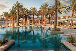 Piscina all'aperto, ombrelloni da piscina, lettini