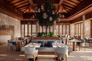 3 ristoranti, aperti a colazione e a pranzo, cucina internazionale