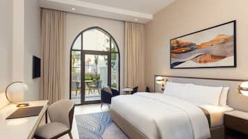 1 غرفة نوم وميني بار وخزنة داخل الغرفة ومكتب