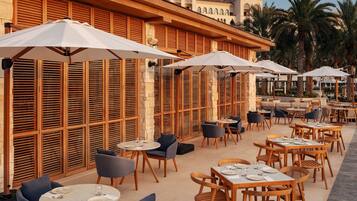 3 restaurants; ze serveren er ontbijt, lunch en diner