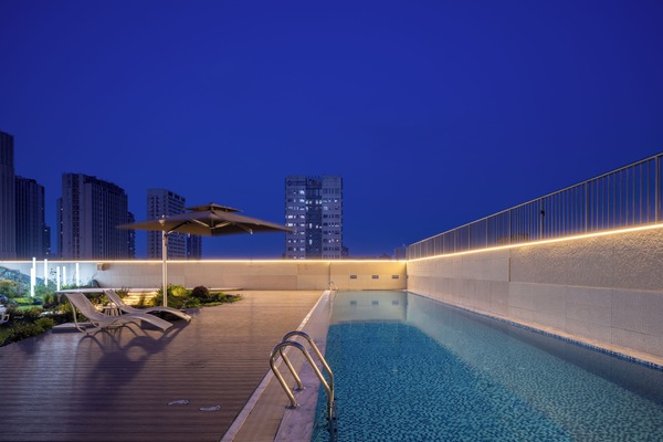 Seasonal outdoor pool, pool umbrellas