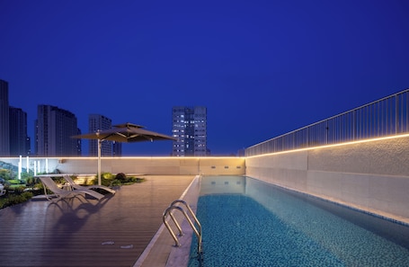 Seasonal outdoor pool, pool umbrellas