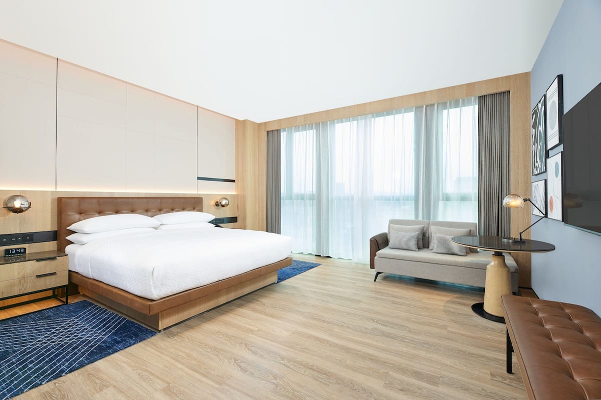 Kamar, 1 Tempat Tidur King, pemandangan kota | Minibar, brankas, tirai kedap cahaya, dan tempat tidur bayi gratis