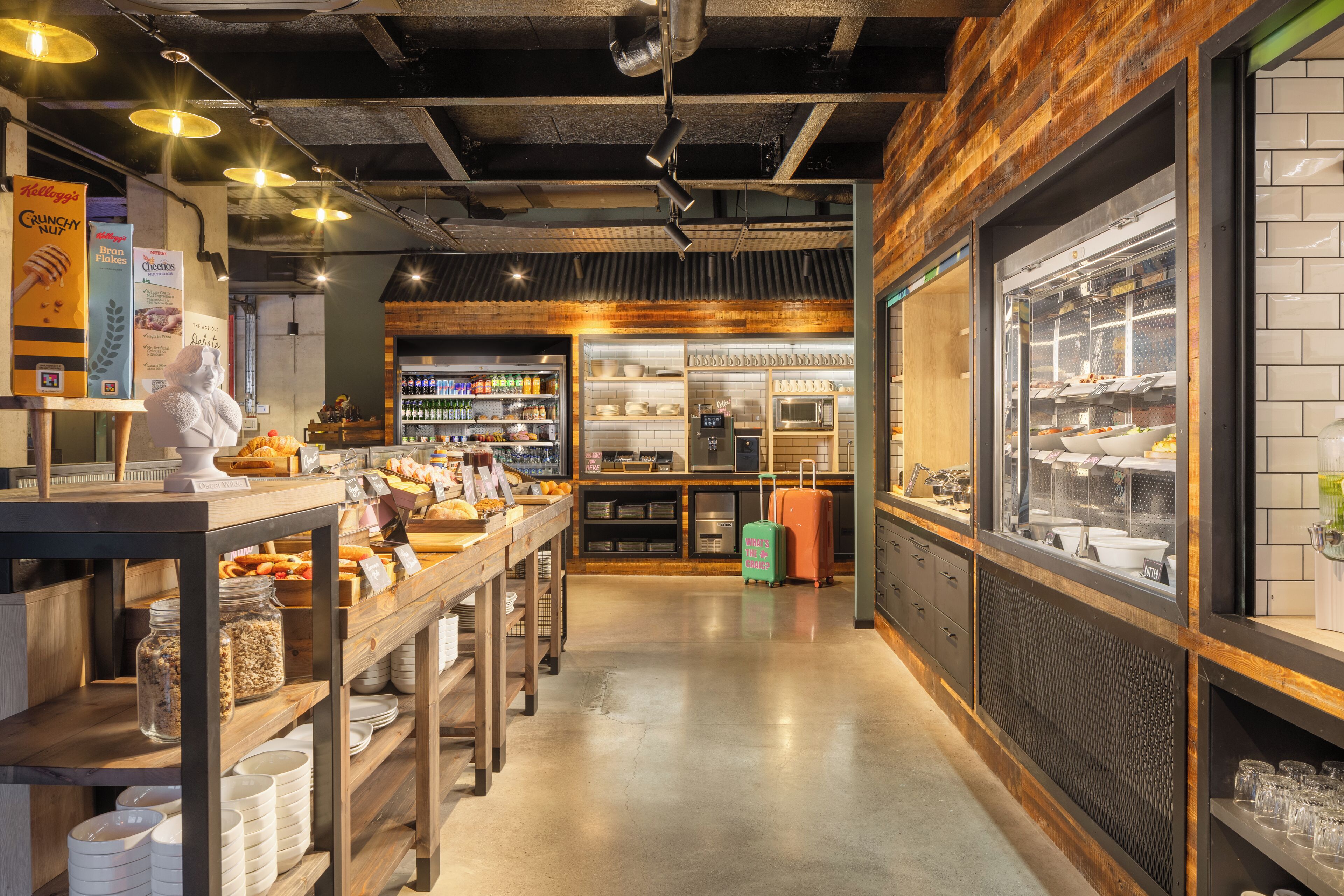 Daily continental breakfast (EUR 15 per person)