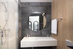 Shower, hair dryer, towels, soap - Moxy Cork (Cork)