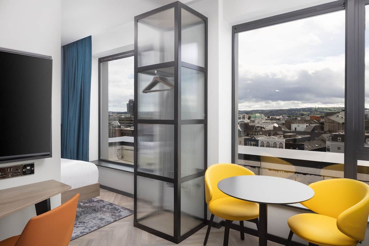 خزنة داخل الغرفة ومكتب ومساحة عمل للكمبيوتر المحمول وتجهيزات عازلة للصوت