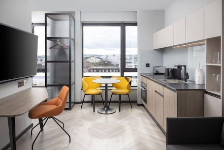 Caja de seguridad en la habitación y escritorio