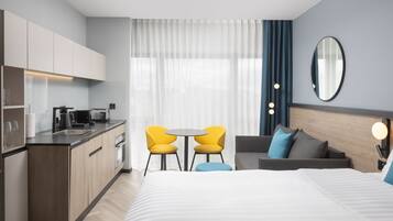 Studio, 1 Queen Bed, Non Smoking | In-room safe, desk, laptop workspace, soundproofing
