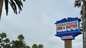 A sign for Oceanside Inn & Suites indicating a vacancy. - Oceanside Inn & Suites (Oceanside)