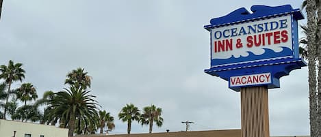 Un panneau indiquant qu’il y a des chambres disponibles à l’hôtel Oceanside Inn & Suites.