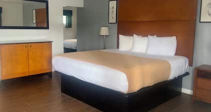 Oceanside Inn & Suites