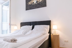 Room - Modern 1BR + 1LR Apartment in Vienna’s Downtown (Vienna)