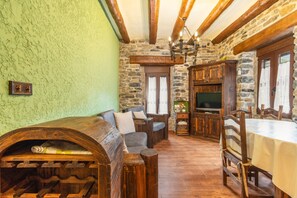 TV - Apartment 'Peña Roya' with Mountain View, Shared Garden and Wi-Fi (Borrastre)