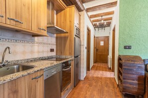 Fridge, microwave, oven, stovetop - Apartment 'Peña Roya' with Mountain View, Shared Garden and Wi-Fi (Borrastre)