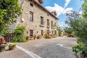 Exterior - Apartment 'Peña Roya' with Mountain View, Shared Garden and Wi-Fi (Borrastre)