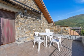 Outdoor dining - Apartment 'Cambolino' with Mountain View, Private Terrace and Wi-Fi (Borrastre)