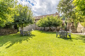 Outdoor dining - Apartment 'Cambolino' with Mountain View, Private Terrace and Wi-Fi (Borrastre)
