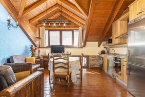 Interior - Apartment 'Larrás' with Mountain View, Shared Garden and Wi-Fi (Borrastre)