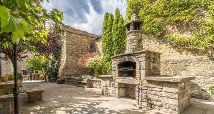 Apartment 'Larrás' with Mountain View, Shared Garden and Wi-Fi