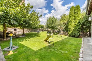 Children's area - Apartment 'Larrás' with Mountain View, Shared Garden and Wi-Fi (Borrastre)