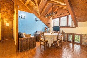 Dining - Apartment 'Larrás' with Mountain View, Shared Garden and Wi-Fi (Borrastre)