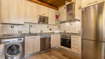 Een koelkast, een magnetron, een oven, een kookplaat