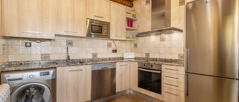 Jääkaappi, mikroaaltouuni, uuni, liesi