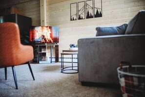 Smart TV, offices - Raven's Spruce Suite #7 Getaway (Fairbanks)