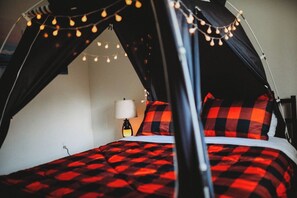 2 bedrooms, desk, iron/ironing board, free WiFi - Raven's Spruce Suite #7 Getaway (Fairbanks)