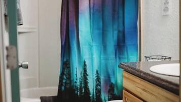 Sèche-cheveux, serviettes fournies