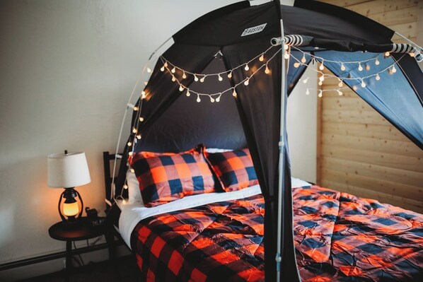 2 habitaciones, escritorio, tabla de planchar con plancha y wifi gratis 