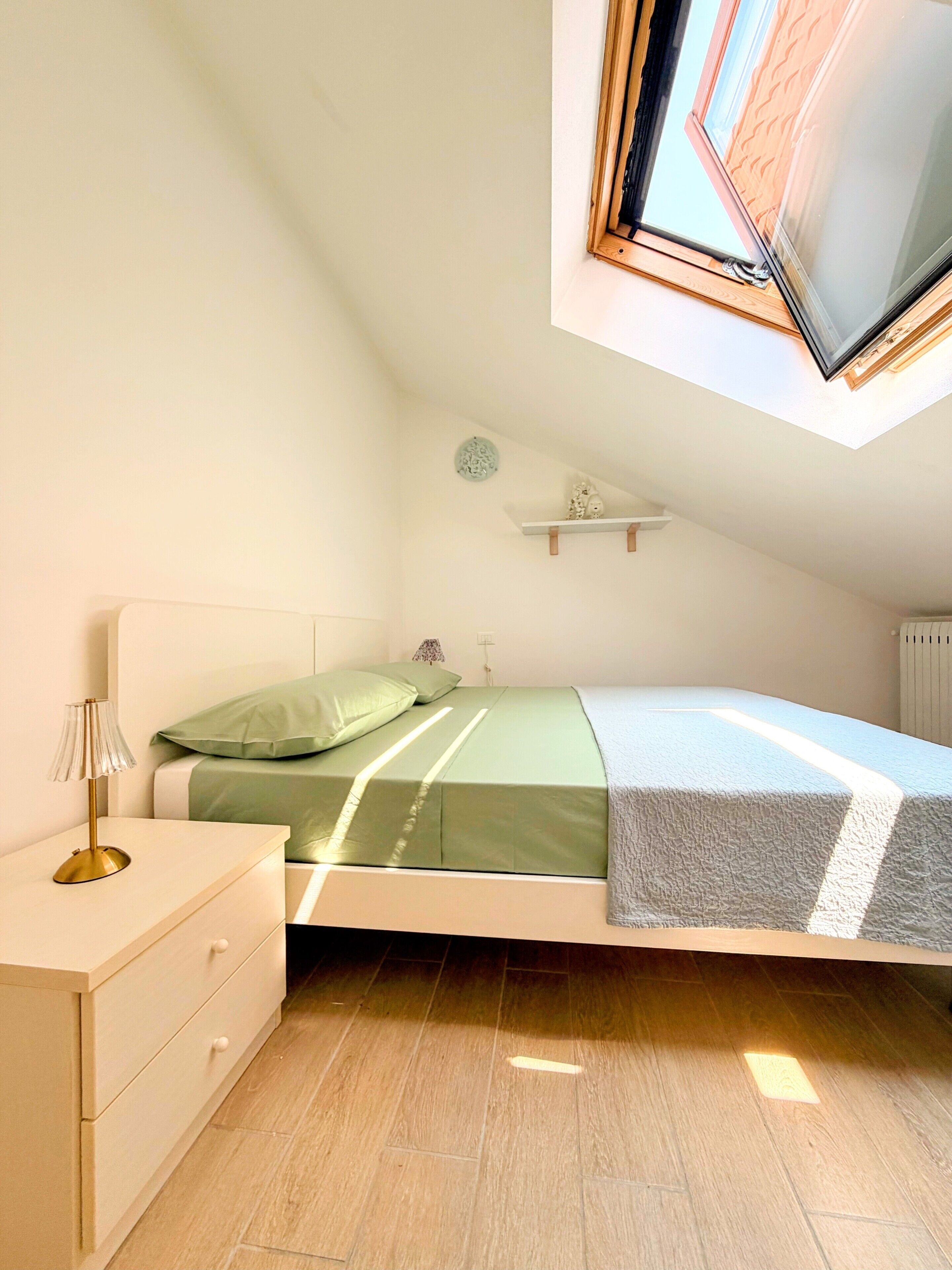 3 bedrooms, iron/ironing board, WiFi (free), bed sheets