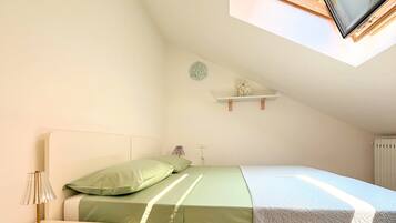 3 bedrooms, iron/ironing board, WiFi (free), bed sheets