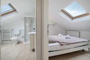 Douche, séchoir à cheveux, serviettes fournies