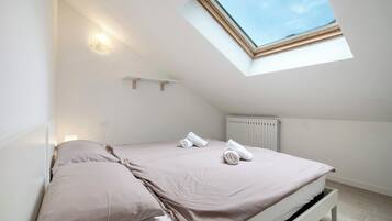 2 bedrooms, iron/ironing board, free WiFi, bed sheets