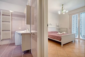 2 chambres, fer et planche à repasser, accès au Wi-Fi (inclus)