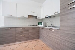 Jääkaappi, mikroaaltouuni, uuni, liesi