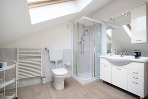 Douche, sèche-cheveux, serviettes fournies